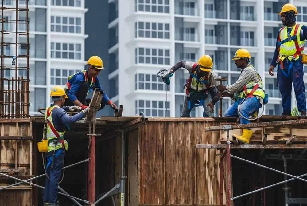 Semua majikan di seluruh negara diwajibkan membayar gaji minimum RM1,700 sebulan kepada pekerja bermula 1 Ogos ini. Perintah itu turut terpakai kepada pekerja bukan warganegara dan pekerja kontrak perantisan, namun tidak melibatkan pekhidmat domestik. - Gambar hiasan
