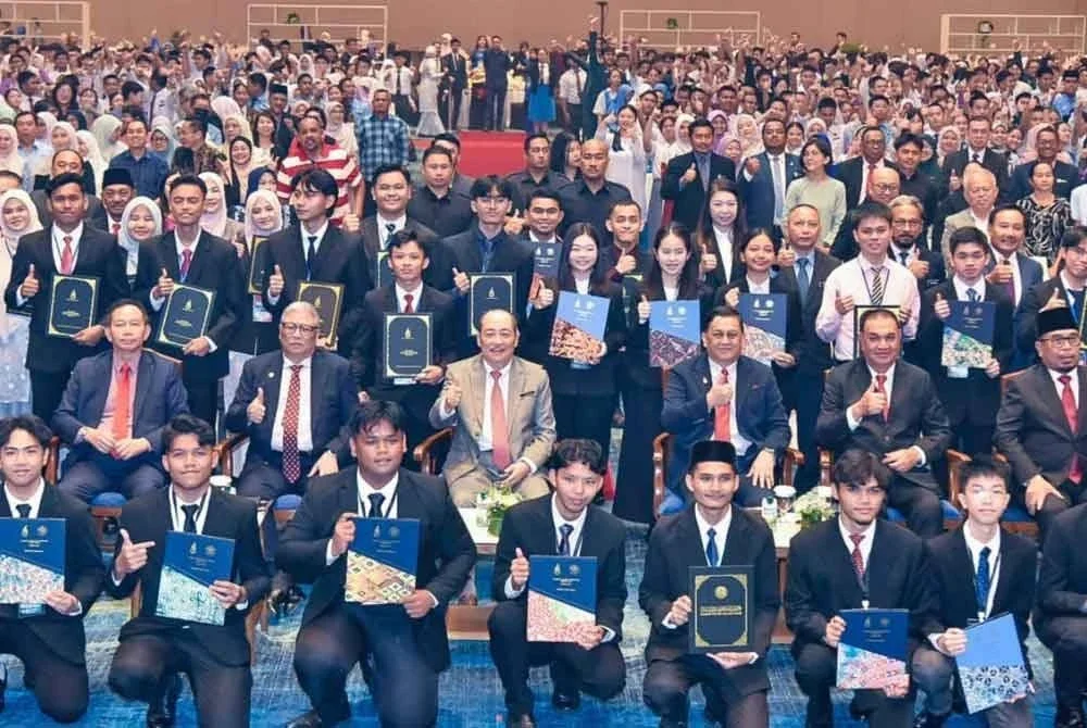 Hajiji bersama pelajar yang menerima anugerah pada Majlis Anugerah Biasiswa Kecemerlangan Sabah di SICC, Kota Kinabalu.