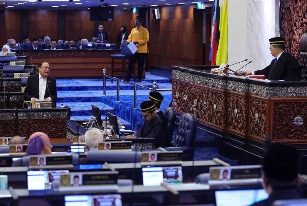 Anwar bercakap pada sesi waktu pertanyaan Menteri sempena Mesyuarat Kedua, Penggal Keempat Parlimen ke-15 Persidangan Dewan Rakyat di Bangunan Parlimen hari ini. Foto Bernama