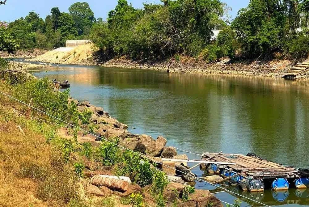 Taktik menggunakan tali untuk menarik bot fiber dilakukan penyeludup khususnya ketika musim kemarau apabila paras air Sungai Golok cetek serta lebarnya sekitar 10 meter.