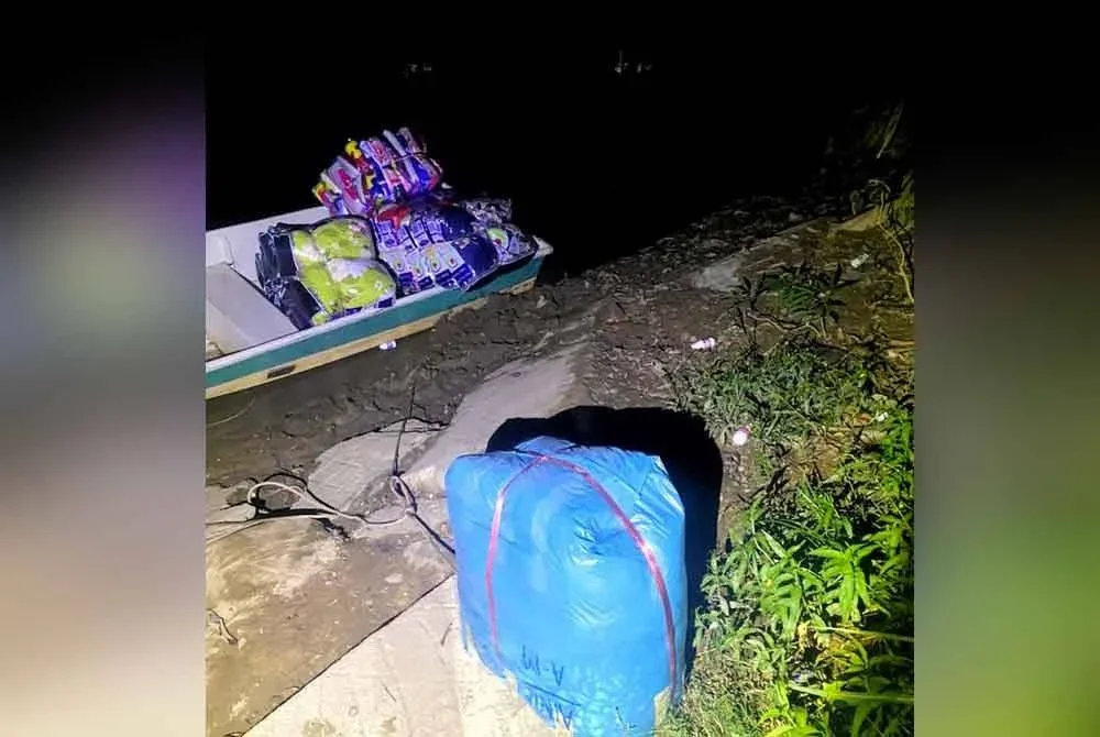 KPDN Kelantan mendedahkan penyeludup menggunakan tali untuk menarik bot fiber di tengah malam bagi membawa barangan subsidi ke negara jiran. Foto: PGA
