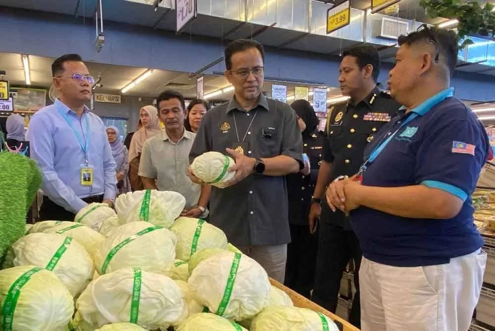 Azman (tiga dari kanan) semasa melakukan pemeriksaan Ops Kesan di Pasar Raya PKT Pasir Tumbuh, Kota Bharu pada Selasa.