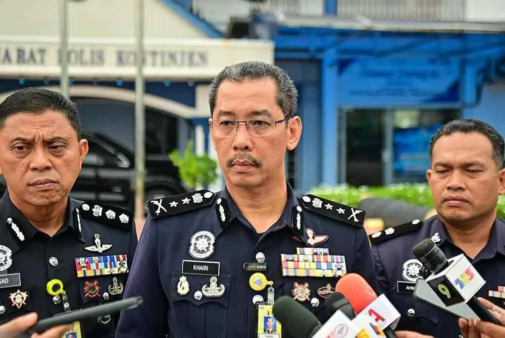 Mohd Khairi (tengah) ketika ditemui selepas Majlis Penyerahan Barang Kes Jabatan Siasatan Jenayah Narkotik IPK Terengganu di Kuala Terengganu pada Selasa.