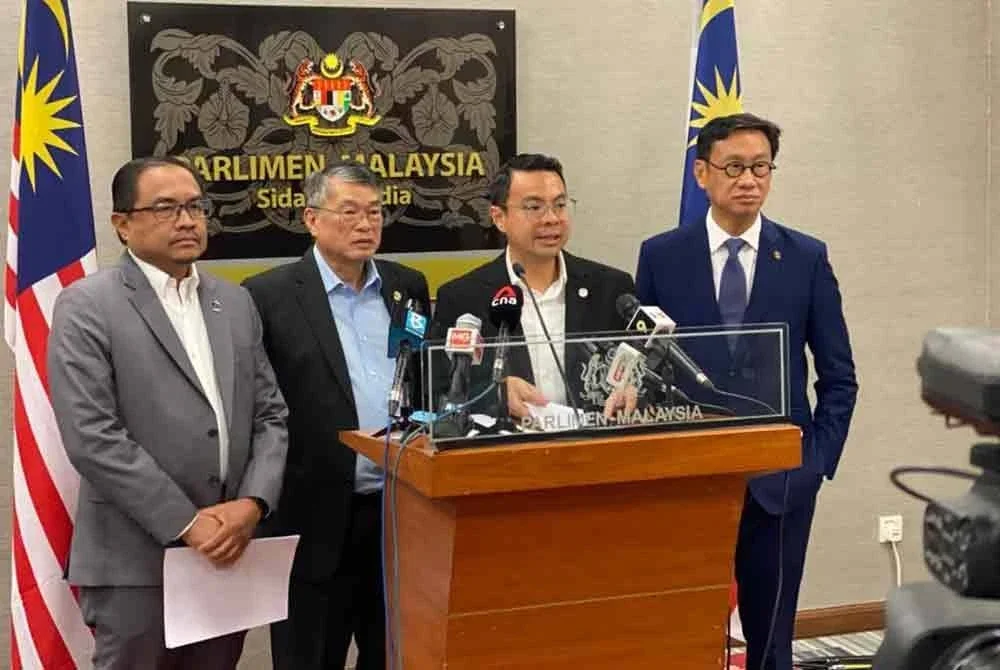 Dari kiri, Azli, Wiliam, Chean Chung dan Chen ketika sidang media bagi menggesa penangguhan dan semakan semula Skim SIP.