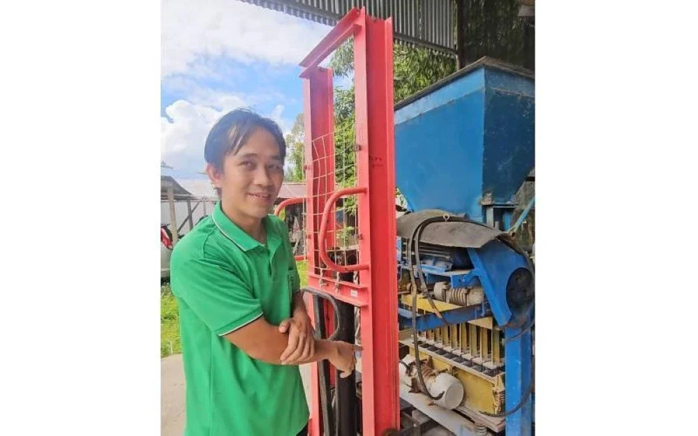 Amirrul menunjukkan mesin pembuatan bata yang dimilikinya menerusi bantuan daripada kerajaan.
