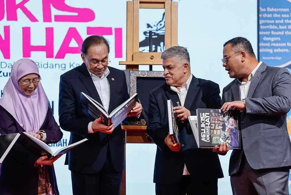 Anwar (dua dari kanan) dan Wan Azizah ketika Majlis Peluncuran Buku Melukis Dengan Hati: Biografi Perjalanan Seni 50 Tahun Karya Zunar di Pustaka Raja Tun Uda pada Selasa. Turut hadir Amirudin (kanan) dan Zunar (dua dari kanan). Foto Bernama