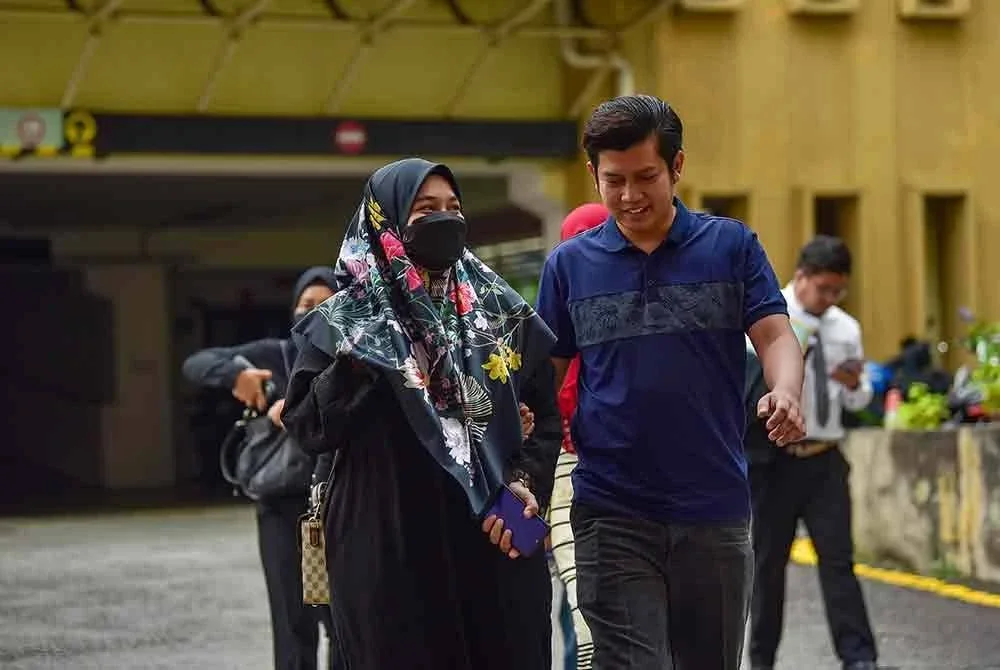 Ibu bapa kepada Zayn Rayyan Abdul Matin, Ismanira Abdul Manaf, 30 dan Zaim Ikhwan Zahari hadir ke Mahkamah Sesyen hari ini. Foto Bernama