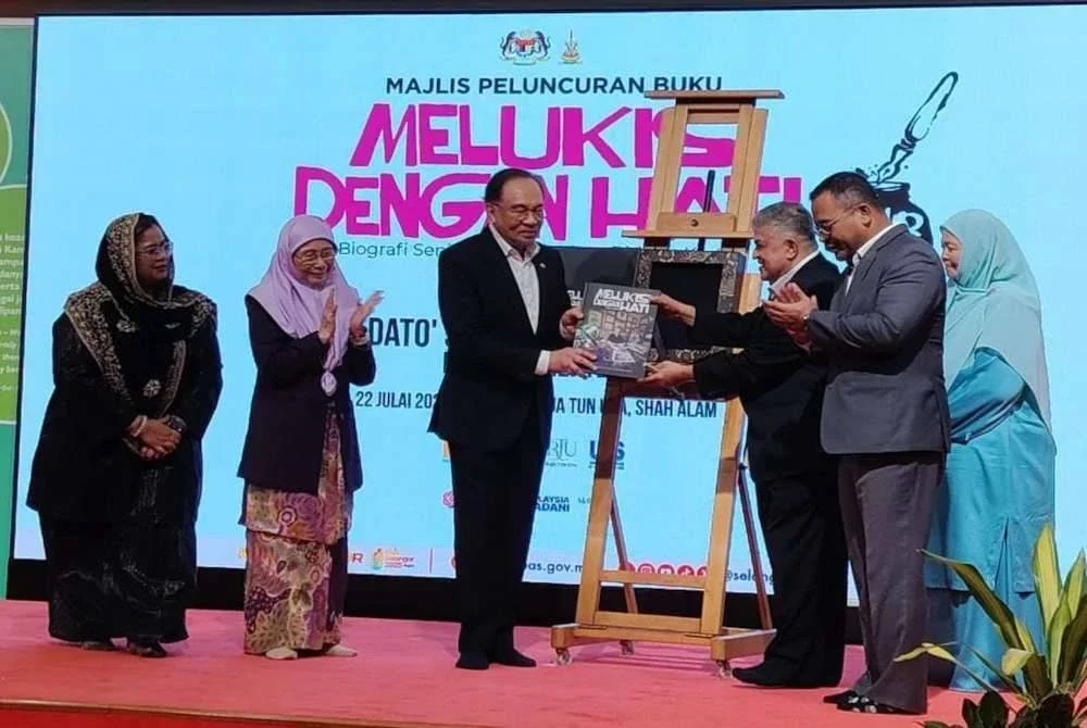 Anwar (tiga dari kiri) menyempurnakan Majlis Pelancaran Buku Melukis Dengan Hati: Biografi Perjalanan Seni 50 Tahun Karya Zunar di Perbadanan Perpustakaan Awam Selangor pada Selasa.