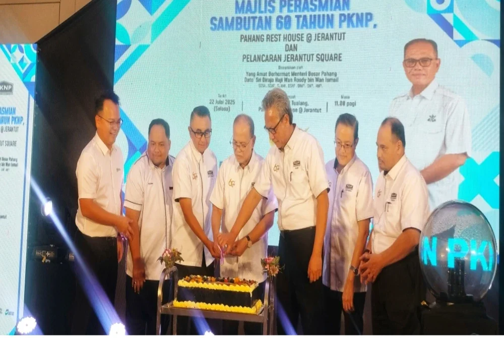 Wan Rosdy (tengah) bersama Mohd Faizal (tiga dari kiri) dan Nazri (tiga dari kanan) memotong kek sambutan ke-60 PKNP.