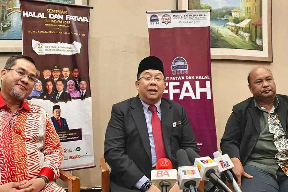 Sirajuddin (tengah) pada sidang akhbar selepas meramikan Seminar Halal Dan Fatwa Peringkat Kebangsaan Kali Kedua dan Pelancaran Buku: Makanan Dan Minuman Berdasarkan al-Quran, Hadis Dan Fatwa di sini pada Selasa