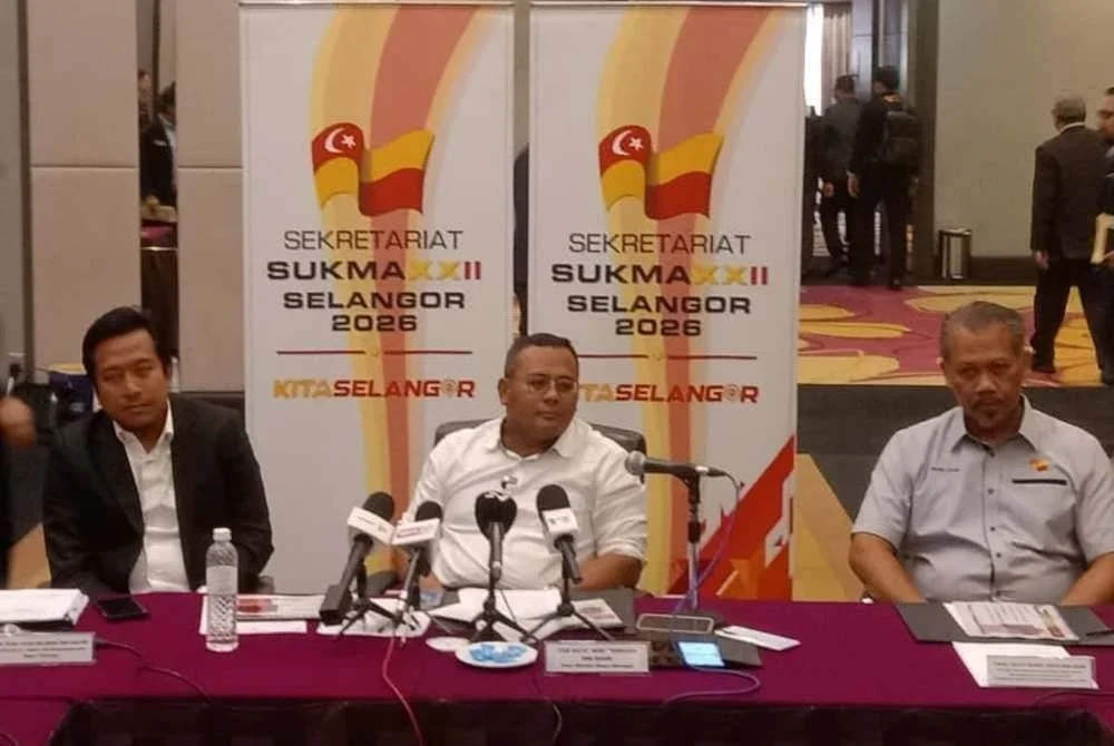 Menteri Besar (tengah) ketika sesi sidang media di sebuah hotel di Shah Alam pada Selasa.