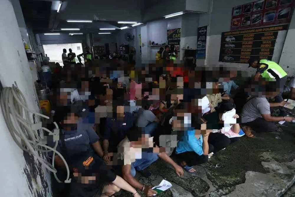 Sebahagian warga asing yang ditahan dalam operasi di sekitar Jalan J dan Jalan H di Seksyen 15 di sini pada Selasa.