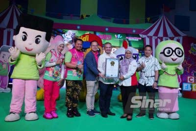 Edison (tiga dari kiri) bersama Bakhtiar (dua dari kiri) dan Dr Nor Fadilah (kiri) menerima pengiktirafan MBOR atas 'Penyertaan Kanak-kanak Teramai Dalam Aktiviti Penceritaan'. Foto Sinar Harian MOHD HALIM ABDUL WAHID