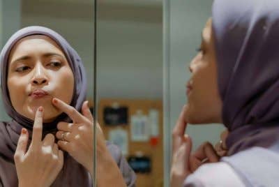 Pantang nampak cermin, asyik belek muka. Kalau nampak jerawat sebiji, terus panik macam dunia nak kiamat. Gambar hiasan 123rf.