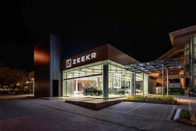 Pusat Pameran Zeekr Sunway City menawarkan enam ruang pameran model-model seperti Zeekr X dan Zeekr 009, dua ruang penyerahan khas, ruang rehat pelanggan premium serta kemudahan pengecasan EV.