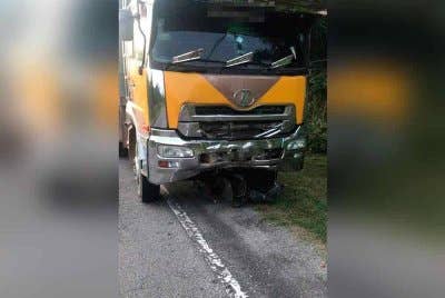 Keadaan motosikal mangsa yang terperosok di bawah lori dalam kejadian kemalangan di KM 48 Jalan Klang - Banting - Port Dickson pada Isnin. Foto: Tular Facebook