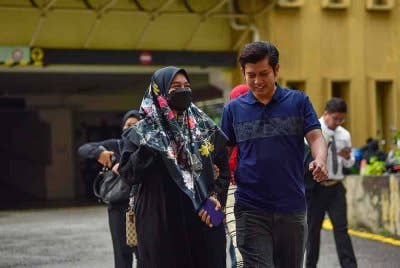 Ibu bapa kepada Zayn Rayyan Abdul Matin, Ismanira Abdul Manaf, 30 dan Zaim Ikhwan Zahari hadir ke Mahkamah Sesyen pada Selasa. Foto Bernama