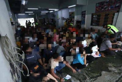 Sebahagian warga asing yang ditahan dalam operasi di sekitar Jalan J dan Jalan H di Seksyen 15 di sini pada Selasa.