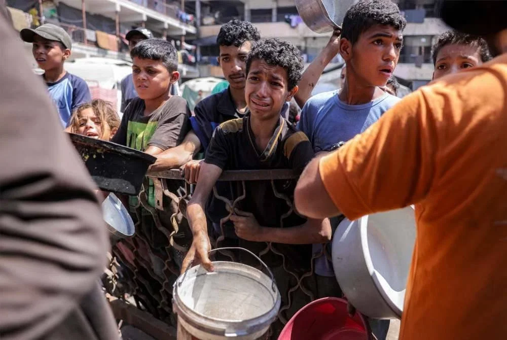 Penduduk Palestin bergantung penuh kepada makanan diagihkan dapur kecemasan di Bandar Gaza yang kini digempur IDF. Foto AFP