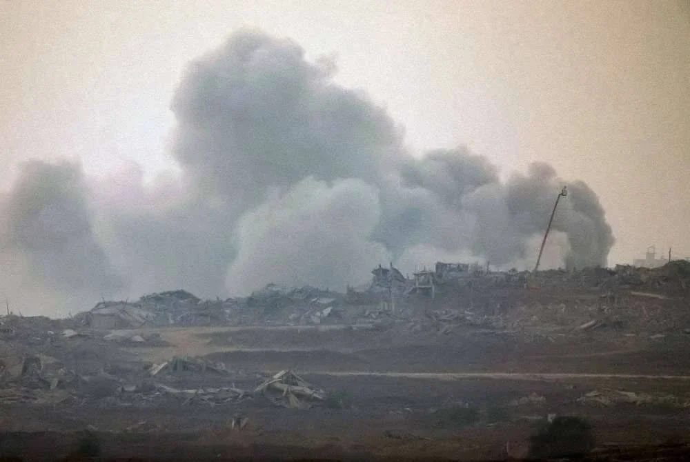 Kepulan asab tebal memenuhi kawasan tengah Gaza setelah kempen pengeboman terus diperhebatkan. Foto AFP