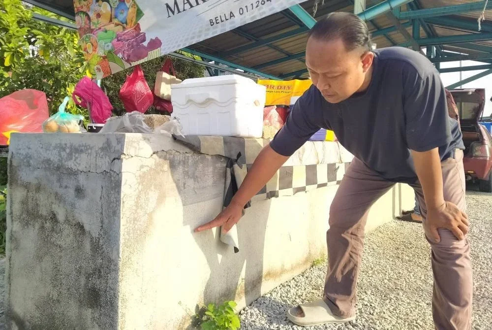 Rizal menunjukkan paras air banjir kilat yang berlaku baru-baru di kawasan berkenaan sehingga menjejaskan perniagaannya.