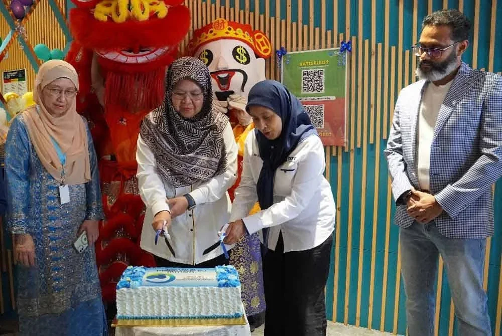 Dr Azura (dua dari kanan) bersama Jamilah (dua dari kiri) menyempurnakan perasmian Perasmian Careclinics Poliklinik Maxwell di sini baru-baru ini.