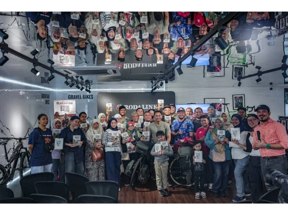 Zahariz bersama para peminatnya selepas majlis pelancaran buku Dengan Basikal Aku Merentas Benua Asia, Catatan Pengembara Penuh Inspirasi oleg Zahariz Khuzamah bertempat di Rodalink, Bangsar pada 29 Jun lalu.