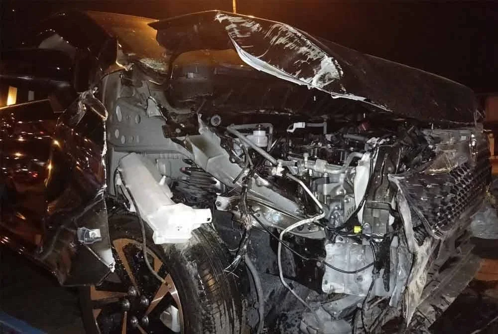 Keadaan kereta jenis Perodua Alza yang dipandu mangsa selepas terbabas dan merempuh stor gas di Jalan Kampung Undang, Kuala Terengganu.