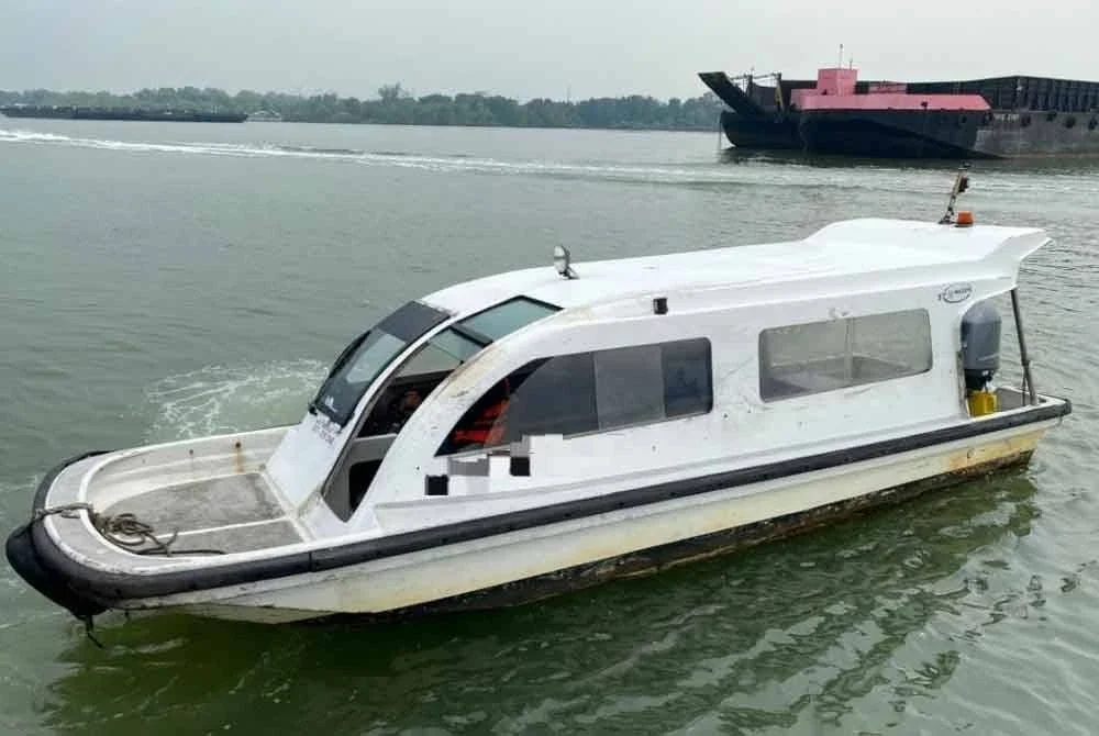 Bot tersebut ditahan ketika bot ronda Maritim Malaysia melaksanakan rutin rondaan di perairan Selangor.