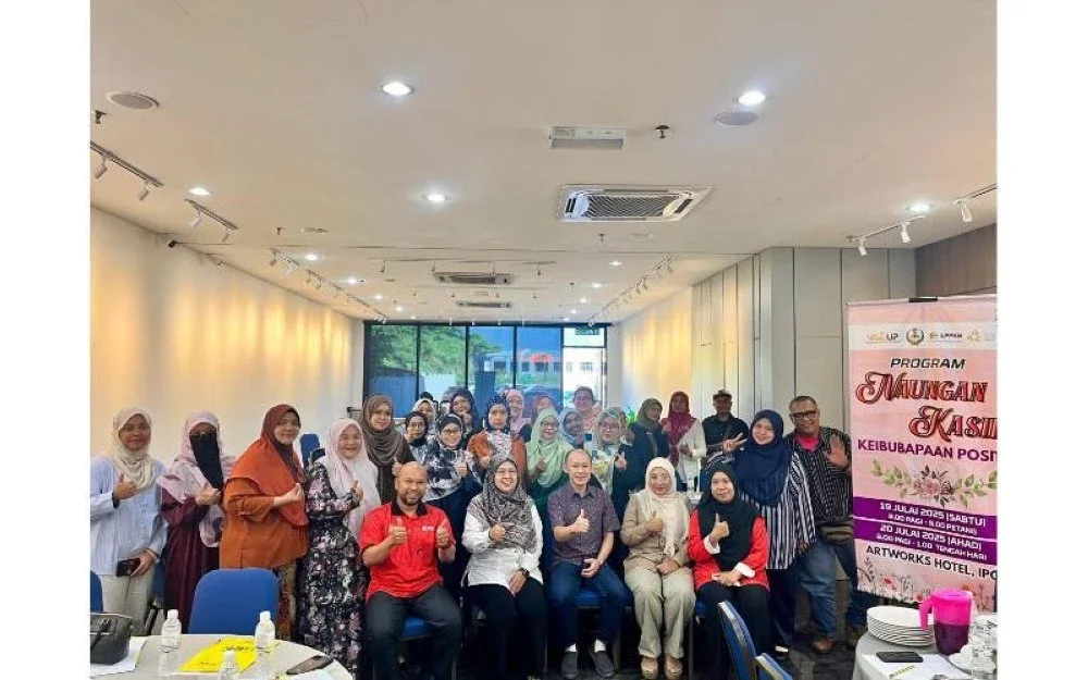Jamilah (duduk dua dari kiri) ketika menyempurnakan Program Naungan Kasih: Keibubapaan Positif yang dilaksanakan Wanita Perak dengan kerjasama LPPKN Negeri Perak baru-baru ini.