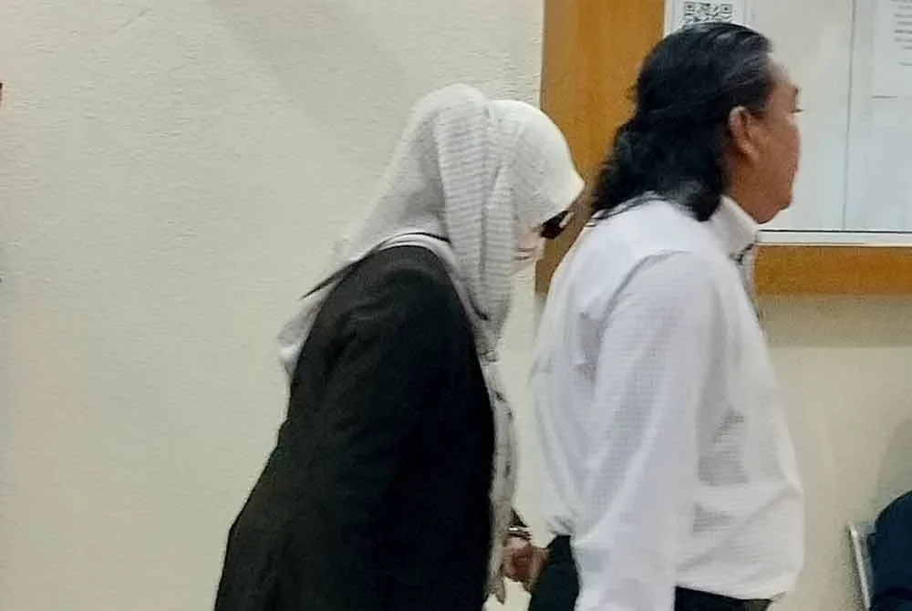 Azjuriyahti ketika keluar dari mahkamah selepas selesai sebutan kesnya di Mahkamah Sesyen Kuantan pada Rabu.