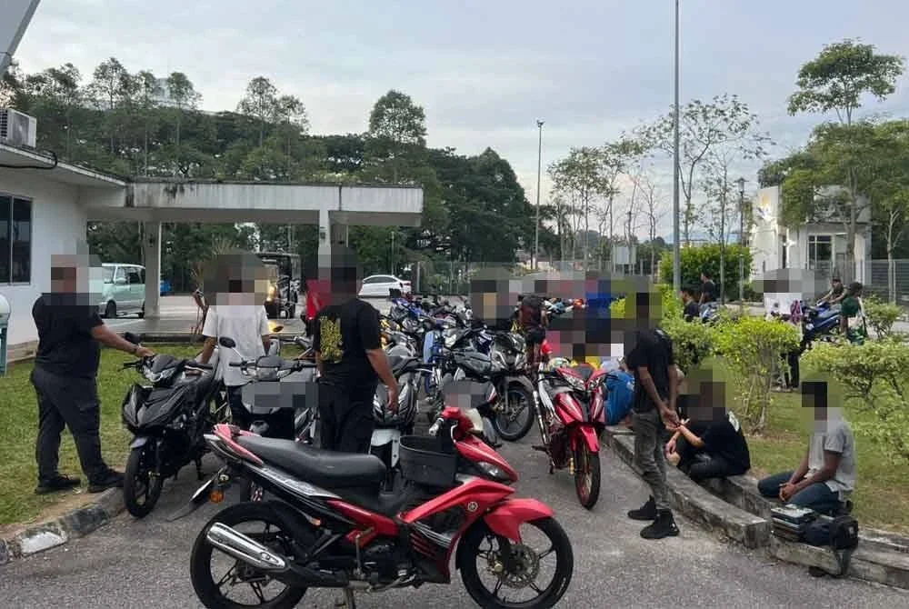 Puluhan penunggang motosikal dibawa ke Balai Polis Sikamat untuk pemeriksaan dan tindakan lanjut. Foto Ihsan PDRM