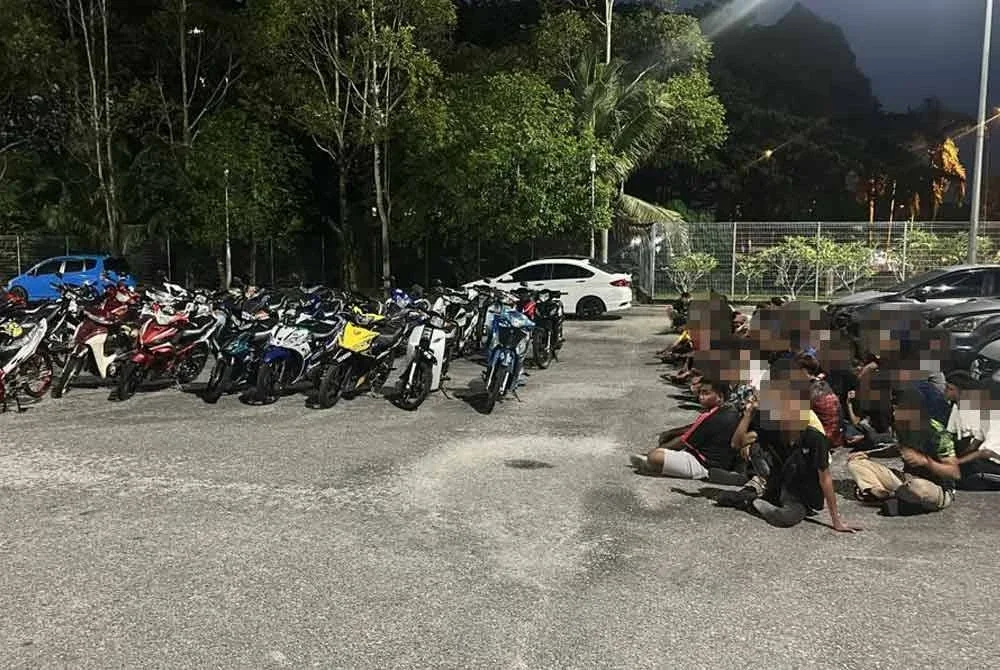 Puluhan penunggang motosikal dibawa ke Balai Polis Sikamat untuk pemeriksaan dan tindakan lanjut Foto: ihsan PDRM