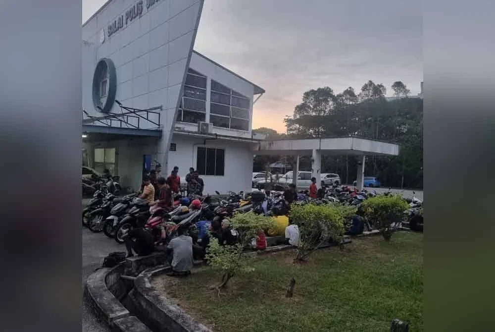 Puluhan penunggang motosikal dibawa ke Balai Polis Sikamat untuk pemeriksaan dan tindakan lanjut Foto: ihsan PDRM