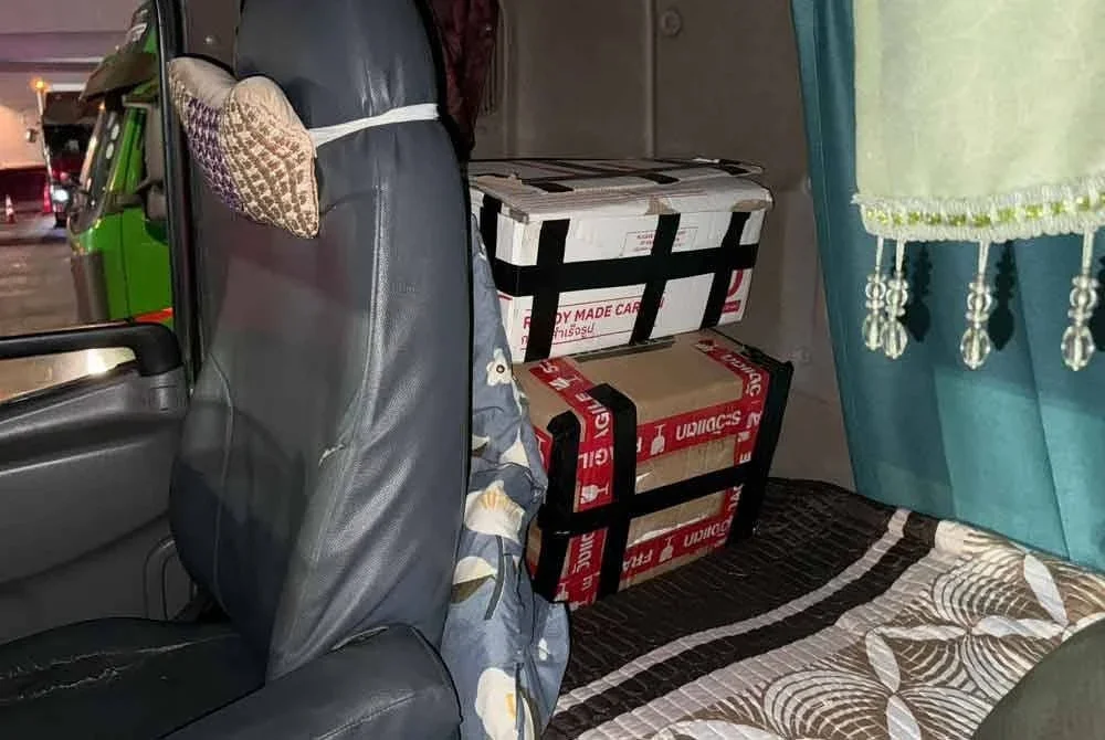 Pemeriksaan rapi oleh kastam menemui ganja yang diisi di dalam kotak dan disorokkan di bahagian belakang tempat pemandu lori sayur. Foto Kastam Kedah