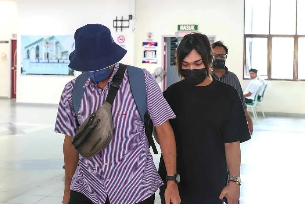 Tertuduh (kanan) dibawa keluar dari Mahkamah Tinggi Syariah Kuala Terengganu selepas dijatuhi hukuman denda RM4,900 dibawah Seksyen 42 Enakmen Kesalahan Jenayah Syariah (Takzir) Terengganu 2001 kerana menganjur, mendorong atau menggalakkan perbuatan maksiat.