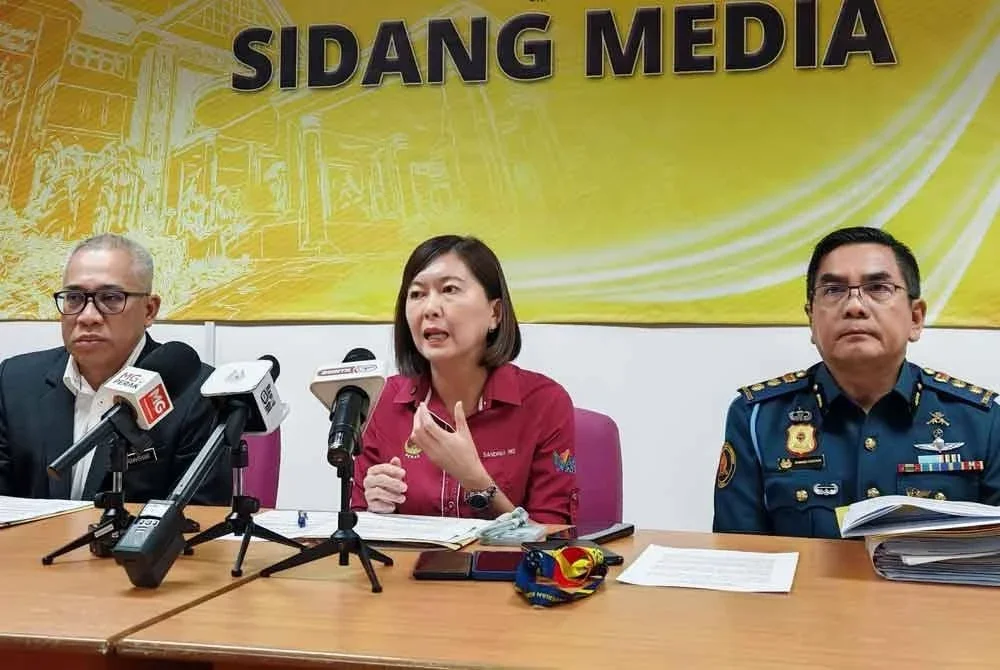 Sandre Ng (tengah) bersama Zamakhshari (kiri) dan Ahmad Zaiyadi bercakap kepada pemberita di Bilik Sidang Media DUN Perak, Ipoh pada Rabu.