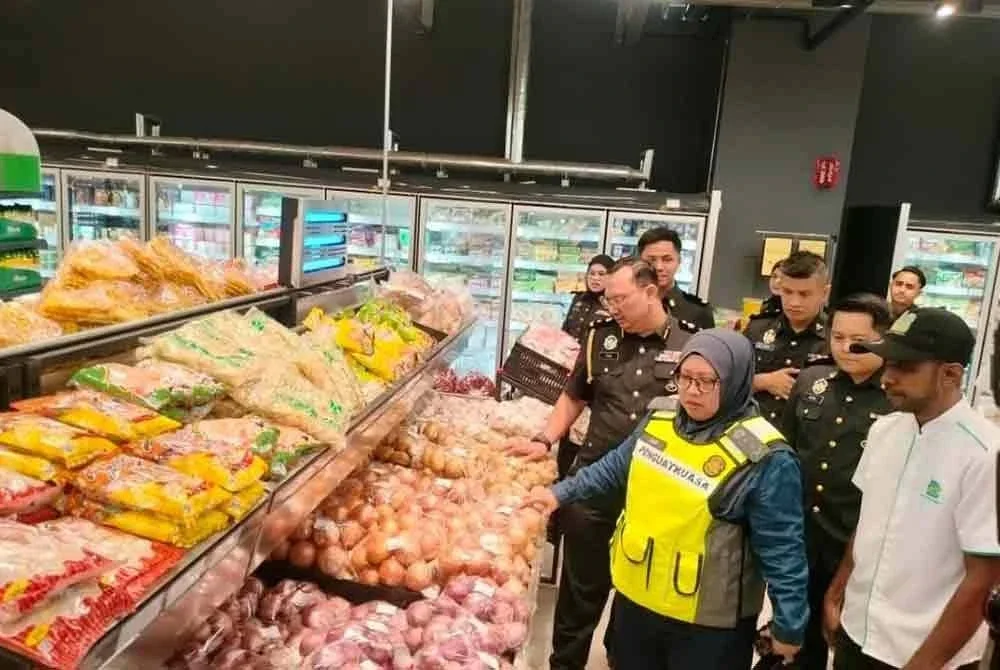 Lilis Saslinda melakukan pemeriksaan harga barang ketika Ops Kesan 4.0 di Larkin pada Rabu.