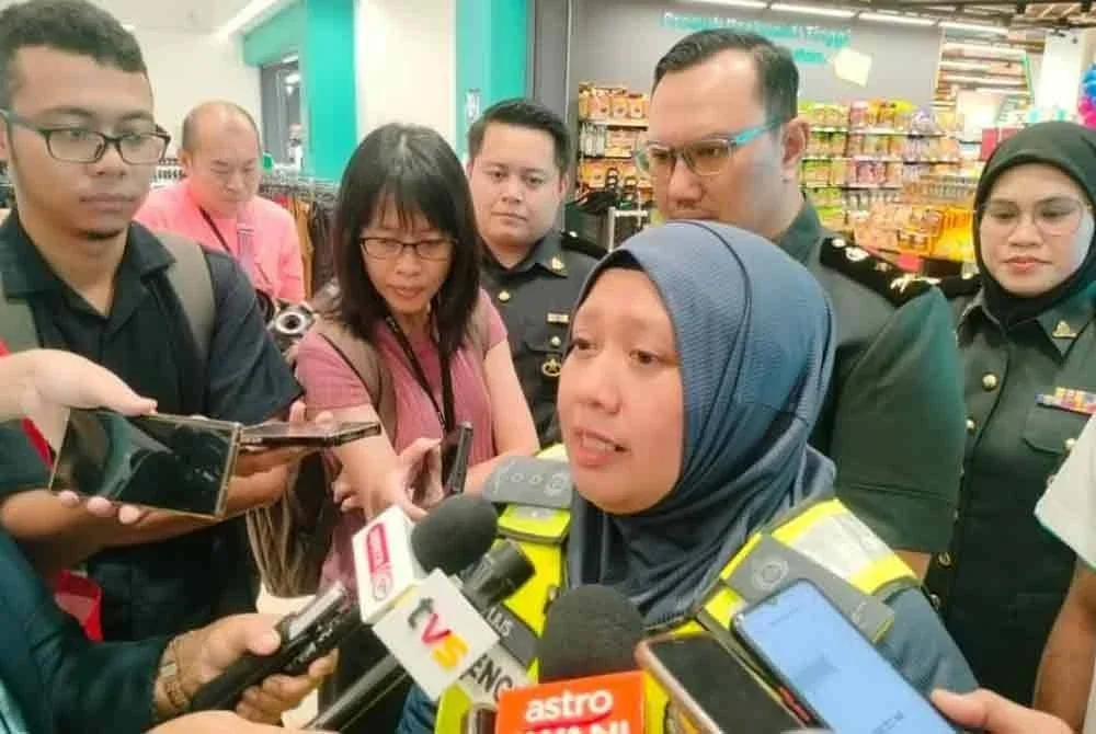Lilis Saslinda dalam sidang media selepas sesi turun padang pemantauan Ops Kesan 4.0 di Larkin pada Rabu.