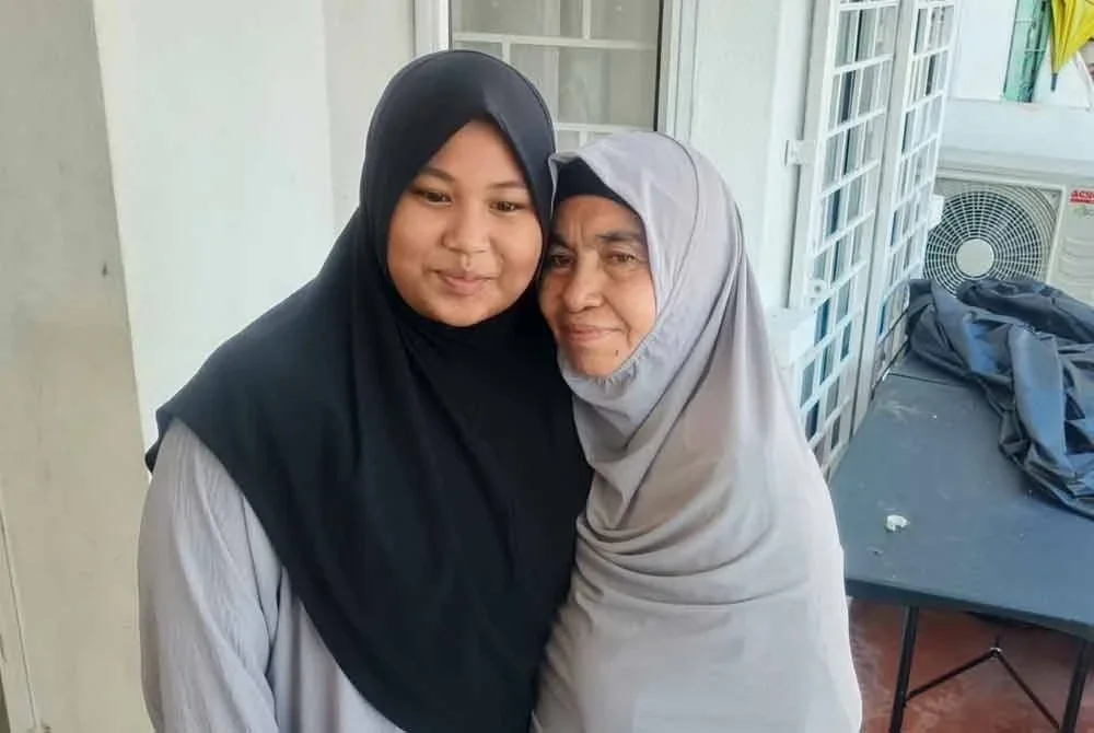 Putri Qisya dilihat semakin ceria di samping neneknya, Nazirah Ismail semasa ditemui di Taman Seri Aman, Jitra pada Rabu.
