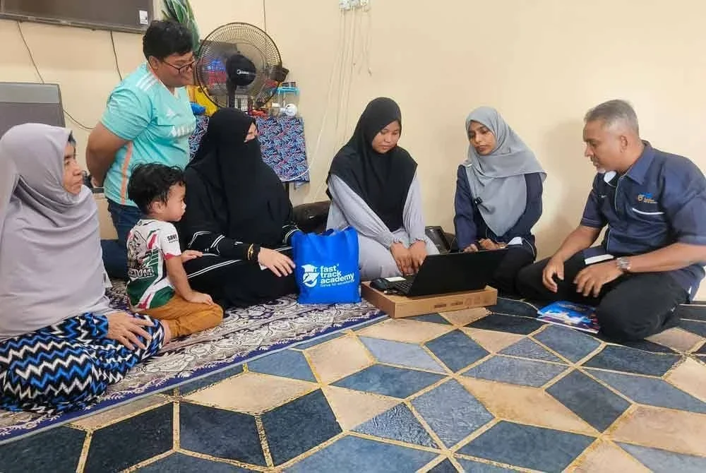 Putri Qisya semasa menerima kunjungan dan sumbangan sebuah komputer riba dari Fast Track Academy dari Pulau Pinang bagi kegunaan tuisyen dalam talian selama setahun.