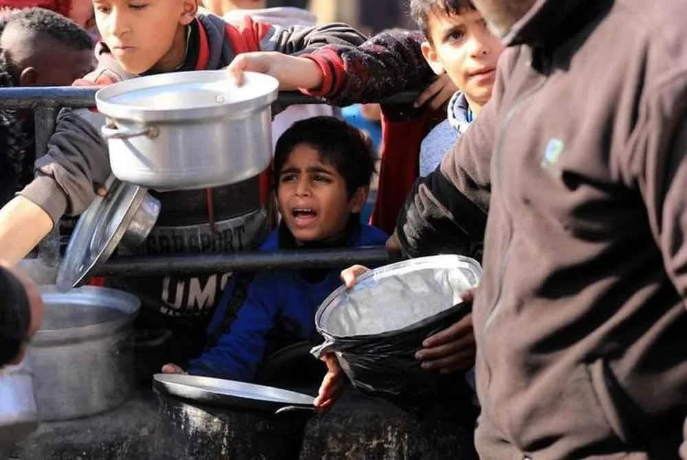 Penduduk Palestin termasuk kanak-kanak kini bergantung penuh dengan agihan makanan daripada dapur kecemasan kendalian agensi bantuan. Foto Agensi