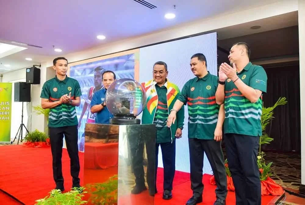 Muhammad Sanusi (tengah) ketika gimik pelancaran logo Sukan Kedah Darul Aman (SUKDA) di Wisma Darul Aman.