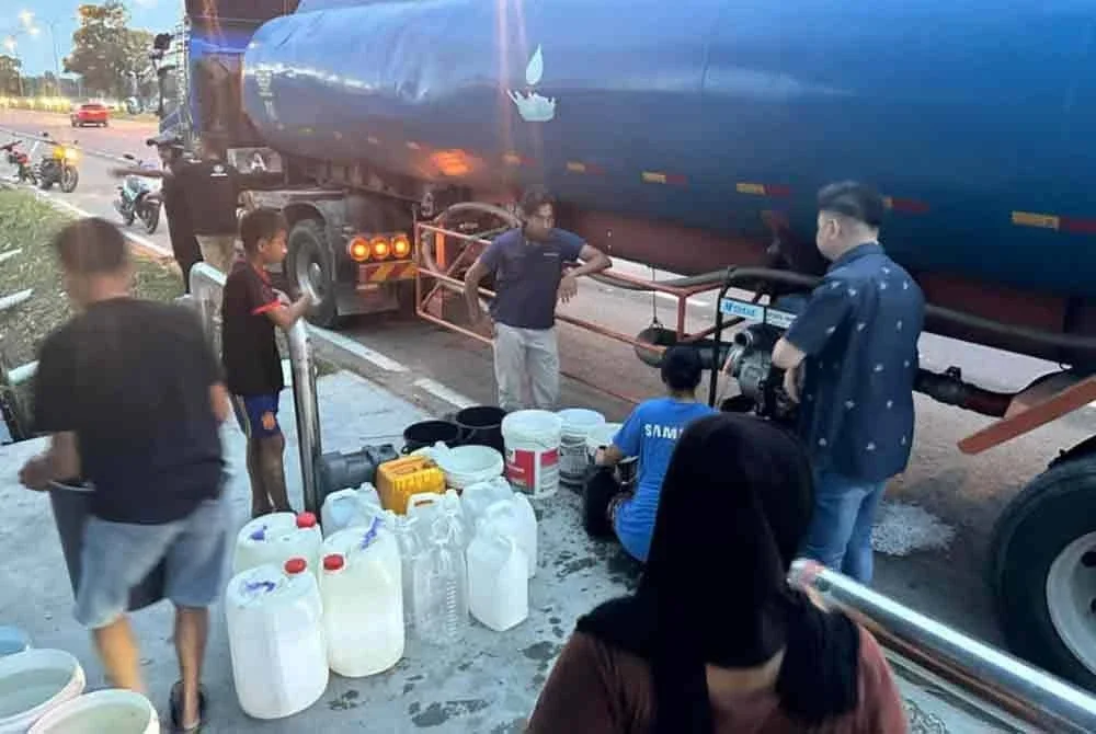 Bekalan air diagihkan kepada penduduk yang terjejas akibat gangguan air di Putatan.