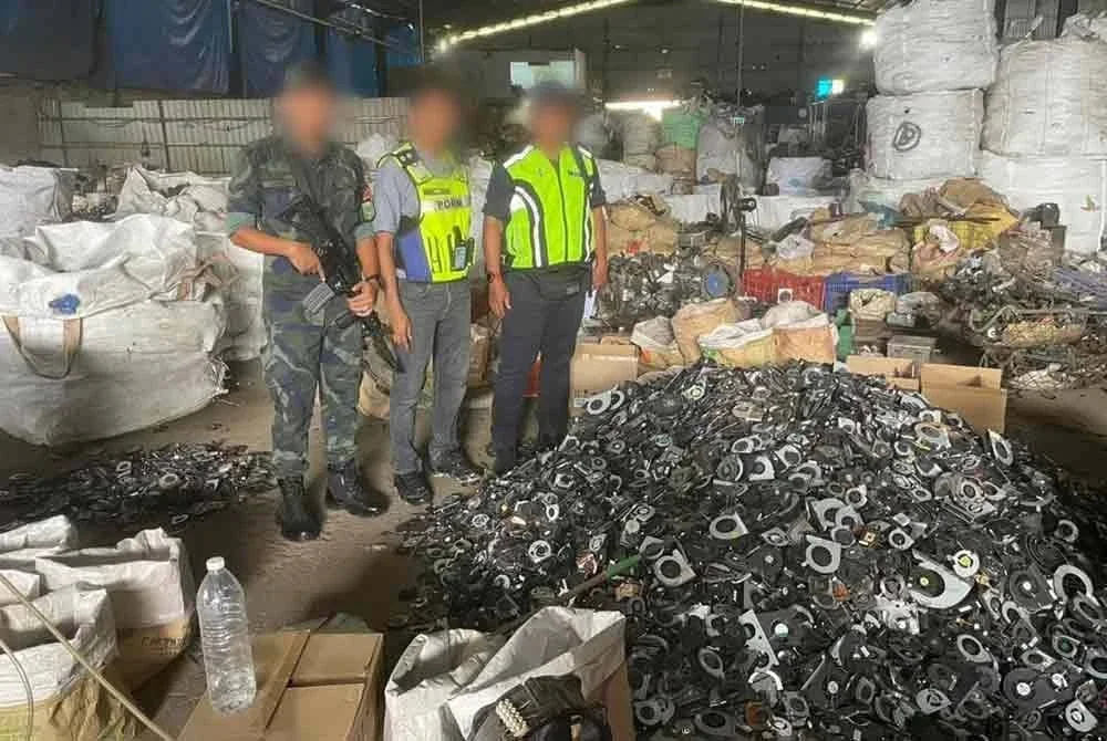 Sindiket pemprosesan e-waste yang beroperasi sejak setahun lalu di Jalan Batu Anam Buloh Kasap, Segamat ditumpaskan Batalion 5 PGA.