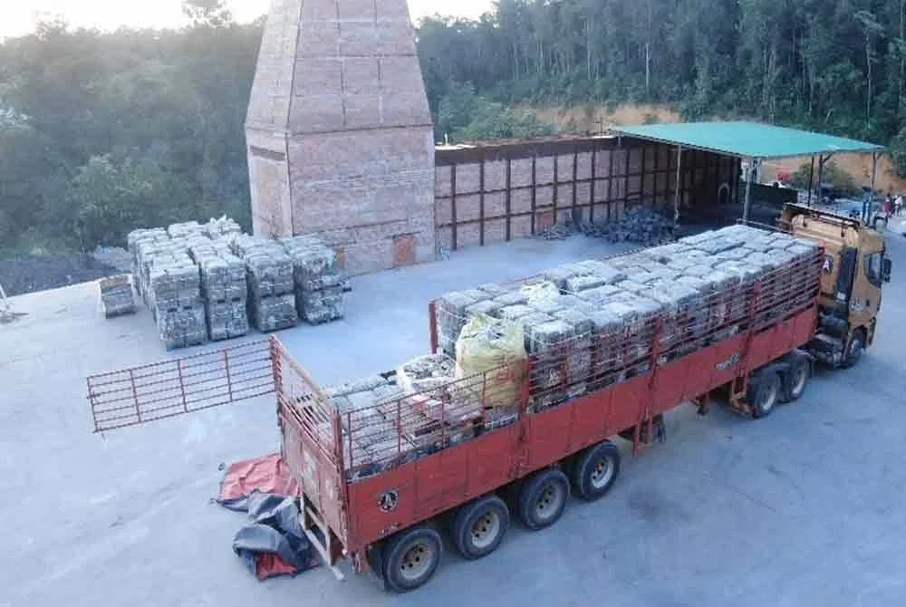 Sisa e-waste yang dirampas sebuah kilang haram di Parit pada Selasa. Foto: ihsan PGA