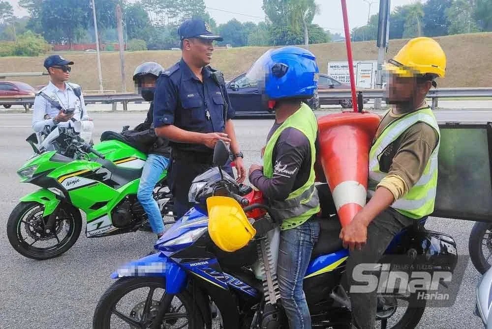 Dua warga Bangladesh dikenakan tindakan selepas membawa muatan secara berbahaya pada Rabu.