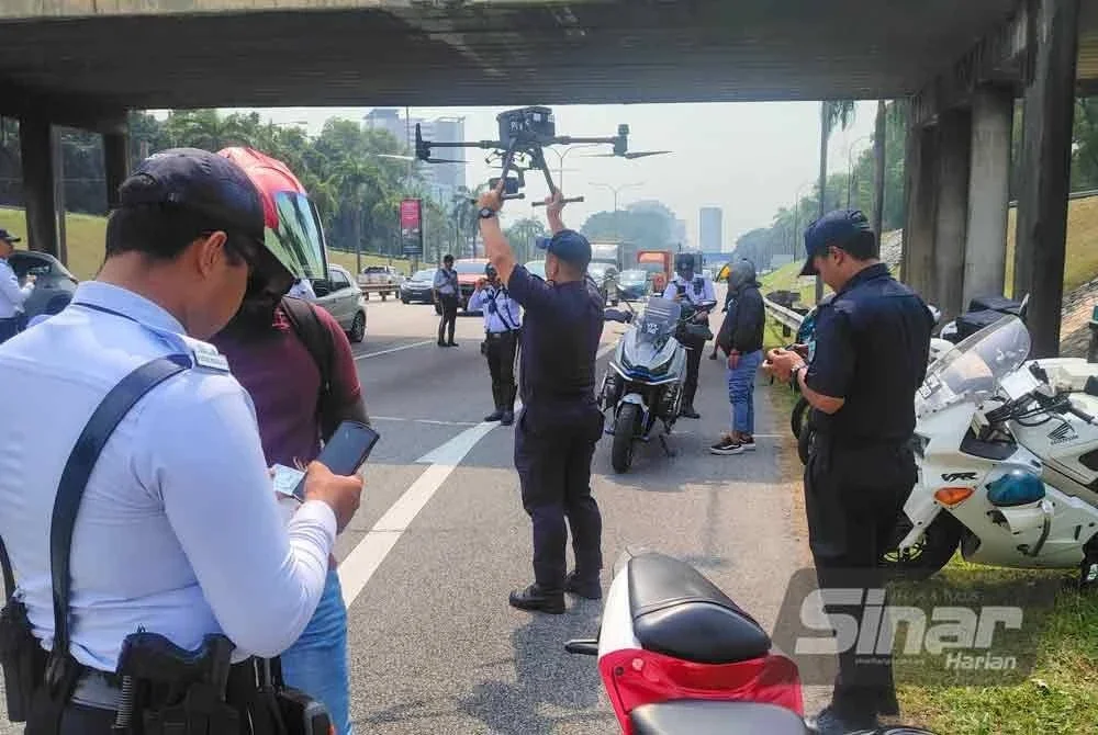 Unit Dron PGU digunakan untuk memantau kenderaan dari udara.