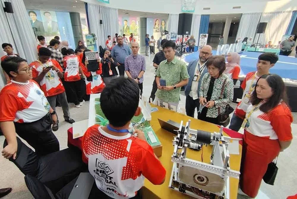 Tunku Zain (lima dari kanan) dibawa melawat ke reurai pameran peserta pertandingan selepas merasmikan program.