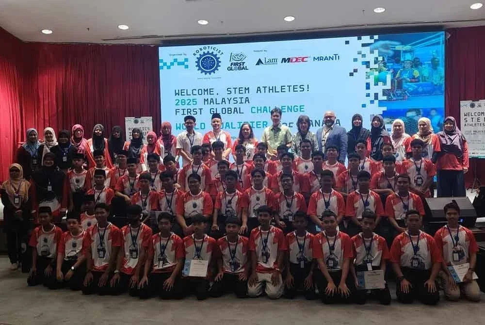 Peserta dan guru pengiring serta penganjur bergambar bersama Tunku Zain (tengah, barisan belakang).